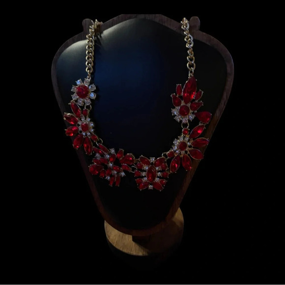 ❤️✨ Meet “The Scarlet Bloom Statement Necklace” ✨❤️ - Picture 5 of 7